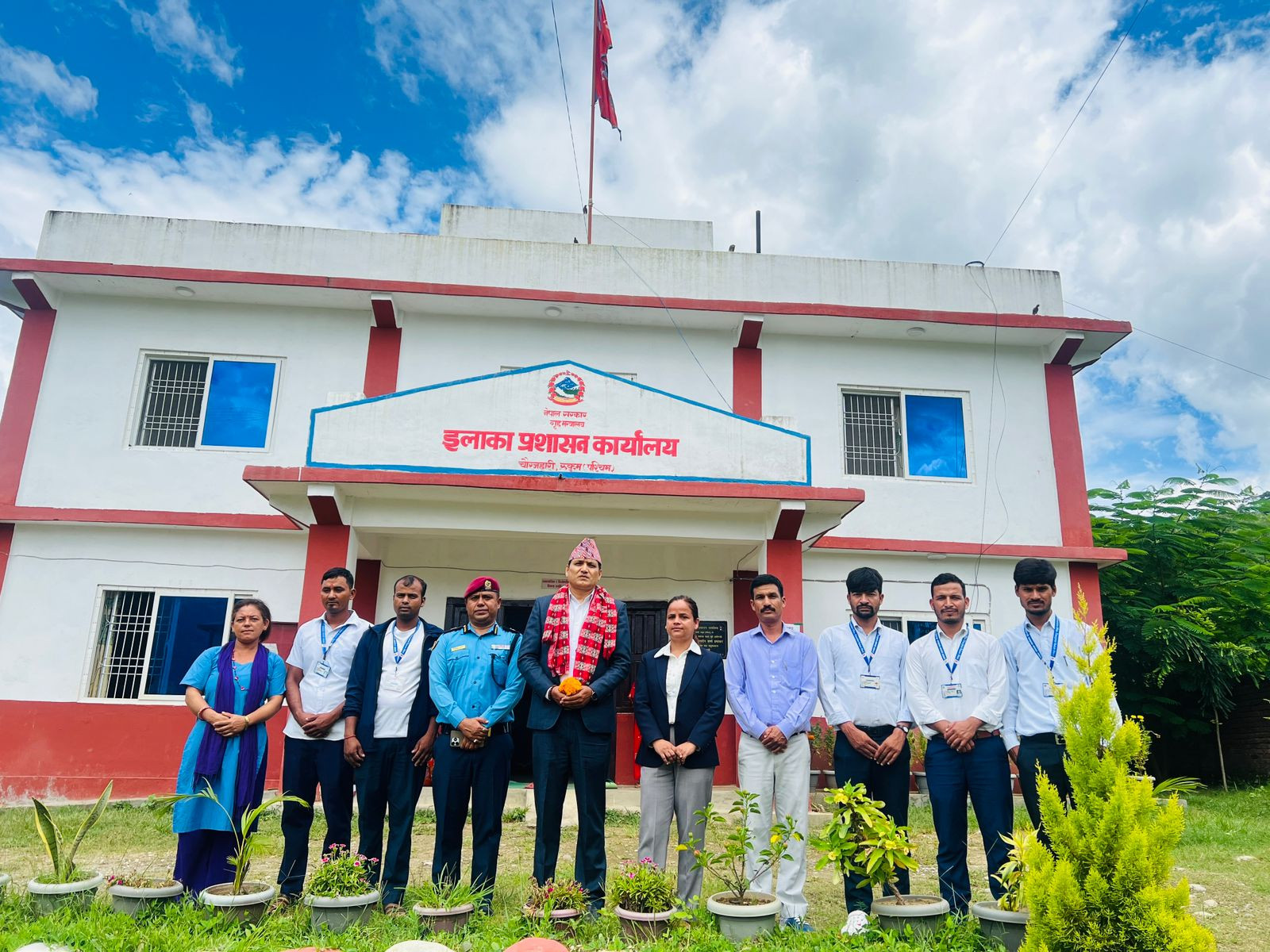 प्रमुख जिल्ला अधिकारी ज्यूलाई स्वागत गर्दै ।